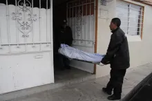 Hallan a un hombre sin vida, atado de pies y manos