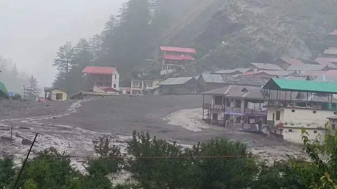 Inundaciones en Uttarakhand dejan al menos 4 muertos y decenas de desaparecidos tras “explosión de nube”