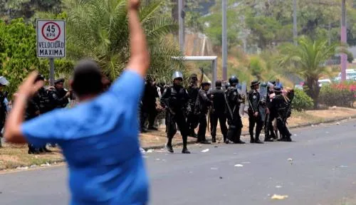 Policía dispersa con violencia protesta opositora tras procesión en Nicaragua