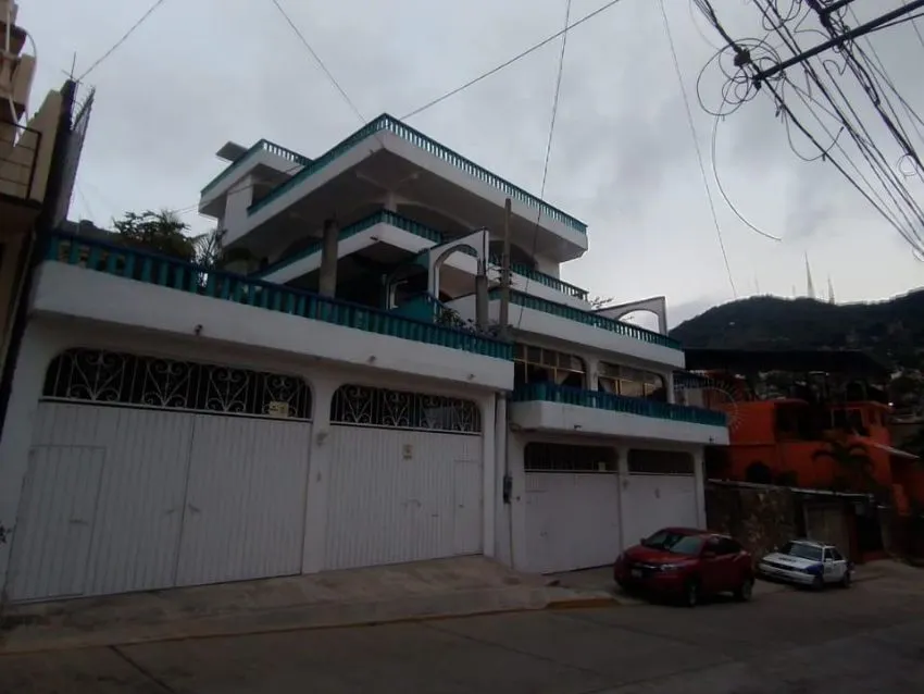 Abandona hermana de Marín su casa en Acapulco