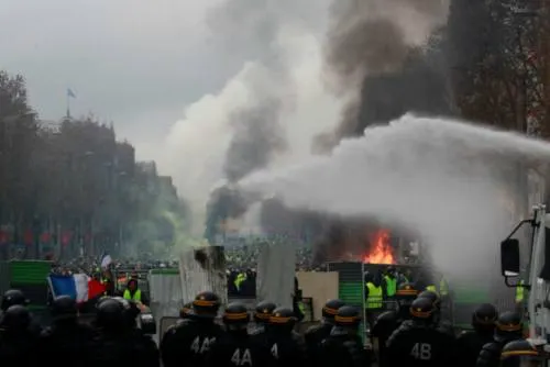 Se registran violentos enfrentamientos en París en protesta por gasolinazo
