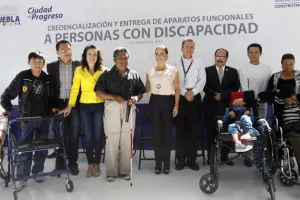 SMDIF entrega credenciales y aparatos a personas en situación de discapacidad