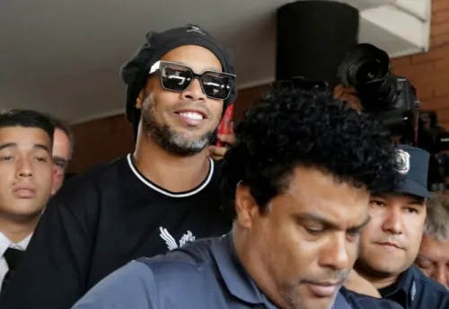Conceden prisión domiciliaria a Ronaldinho