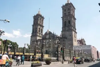 Recubre Ayuntamiento de Puebla inmuebles históricos con “pintura de sacrificio”, previo a marchas del 8 de marzo