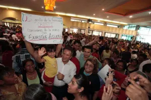 Reciben madres de familia en medio de aplausos a Enrique Agüera