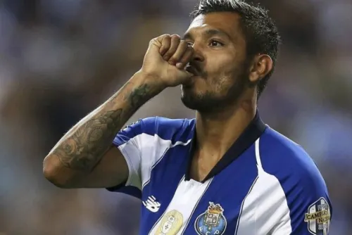 Tecatito Corona anota tres goles en partido amistoso del Porto