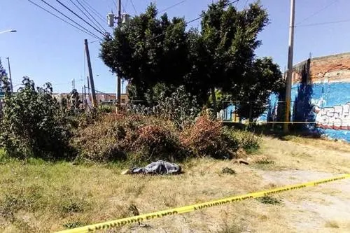 Encuentran cuerpo de hombre encobijado junto a parque de la 14 Oriente