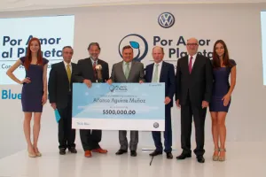 Premia Volkswagen al ganador del programa Por Amor al Planeta
