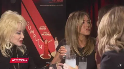 VIDEO: Jennifer Aniston besó en la boca a Sandra Bullock, ¡en plena entrevista!