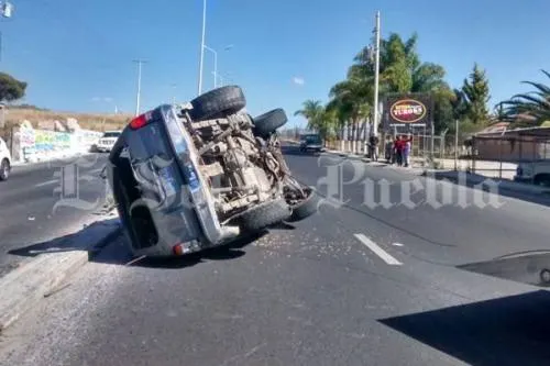 Volcadura deja dos lesionados en la carretera a Valsequillo