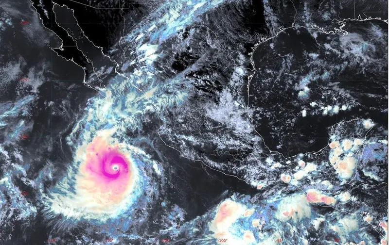 Huracán Polo se mantiene en categoría 5 y amenaza con lluvias muy fuertes en seis estados