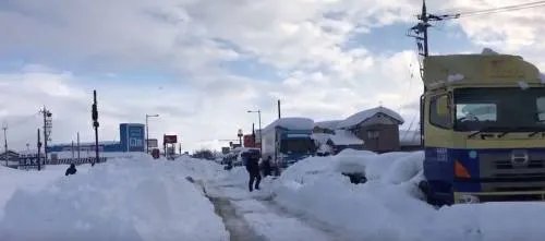 Nevada en Japón deja un muerto y miles de coches atrapados