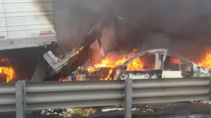 Tres muertos tras incendio de autos en la autopista a Veracruz