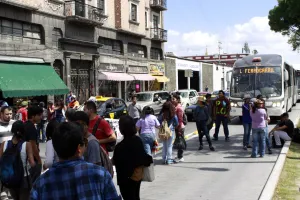 Marchan maestros y universitarios para exigir liberación de Miguel Guerra
