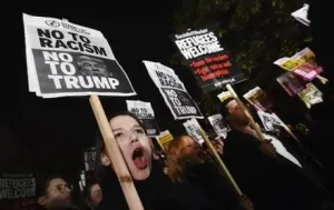 Con el eslogan ‘Puentes no muros’ protestan contra Trump en Londres