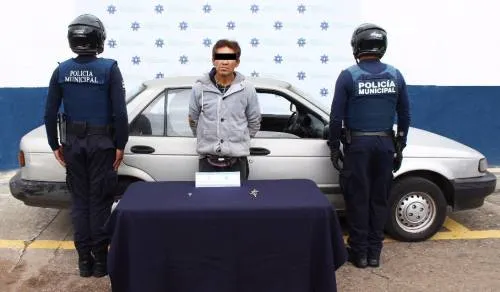Detienen a delincuente por robo de auto