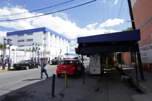 Ambulantes y taxistas acaparan espacios en el Hospital General