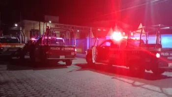 Pobladores de Acatzingo incendian puerta de presidencia; fuerzas del orden ya controlan la situación