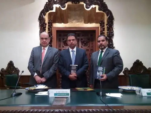 Presentan en la ELDP reimpresión de libro sobre la Ley Antilavado