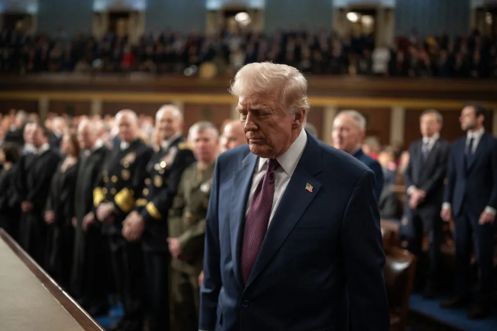 Juez federal ordena a Trump reincorporar a empleados despedidos en 18 agencias