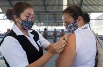 Ariadna Ayala invita a la brigada de vacunación invernal en Atlixco