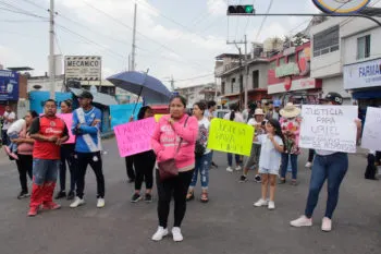 Cierran carretera Puebla-Tlaxcala; exigen justicia para Uriel, niño electrocutado en un terreno baldío