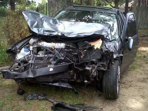 Hombre enfurecido estrella su auto de frente contra otro, mueren 5 mexicanos