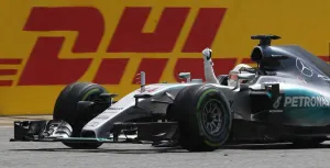 Hamilton gana en Gran Bretaña; “Checo” es noveno