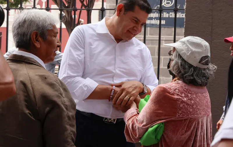 La atención a los adultos mayores forma parte de los gobiernos humanistas, refrenda Armenta
