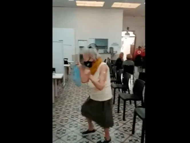 Abuelita baila rock para celebrar que ya recibió la vacuna contra covid