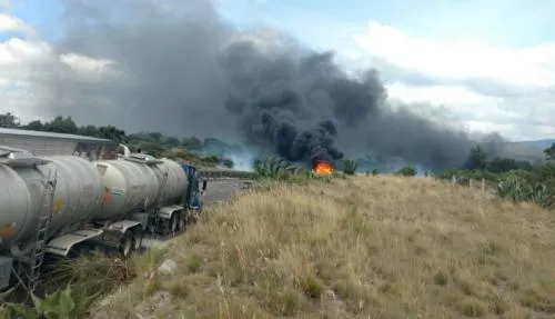 Vuelca pipa cargada con combustible y se incendia en autopista Puebla- Orizaba