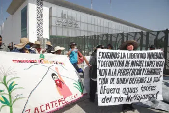 Protestantes muestran su descontento contra el juicio del activista Miguel López Vega