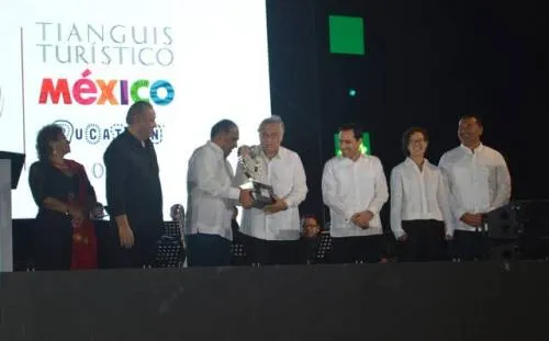 Guerrero entrega estafeta del Tianguis Turístico a Yucatán