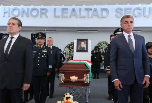 Tony Gali rinde homenaje póstumo a elemento policial