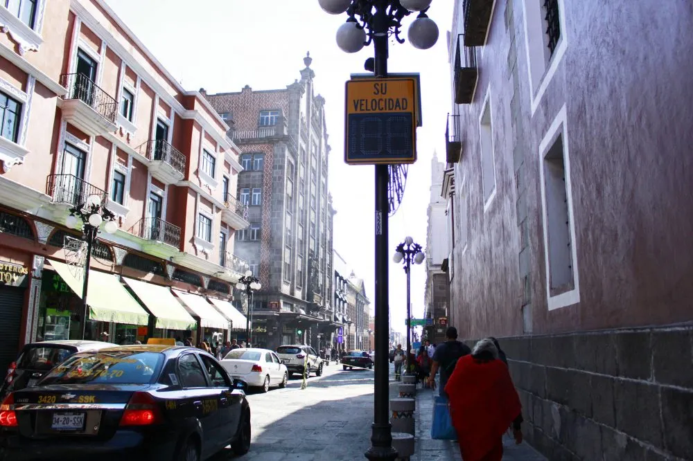 Inicia la colocación de 28 monitores de velocidad en diferentes puntos de la ciudad