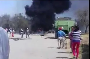 En Acajete, arde inmueble donde se almacenaba combustible robado