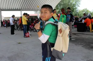 Entregan en Cholula mochilas y útiles escolares gratuitos