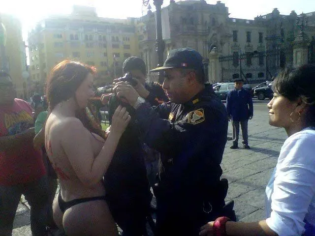 Escritora brasileña protesta desnuda contra la piratería