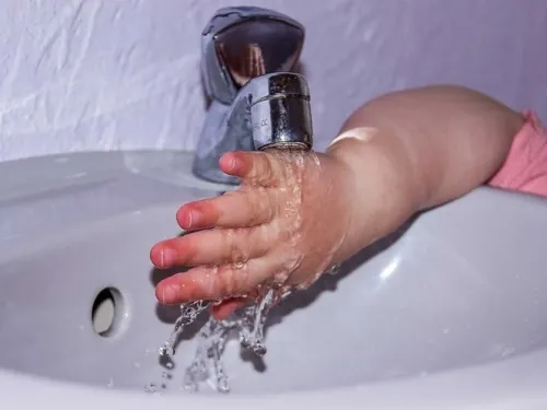 Mata a su hijo con agua hirviendo al tratar de exorcizarlo