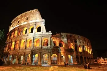 Turistas ingresan de manera ilegal al Coliseo para ver el amanecer