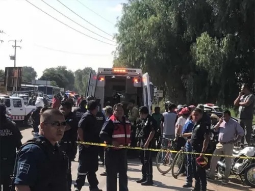 Nueve muertos y 15 heridos en choque de autobús vs tren