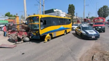 Aparatoso choque entre transporte público y camioneta deja dos lesionados