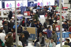 Arrancó El Buen Fin y poblanos abarrotan las tiendas