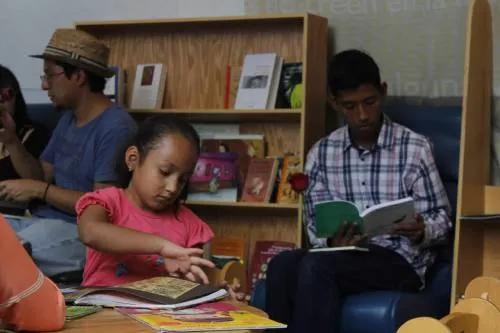 Con actividades culturales y rosas conmemoran Día Mundial Del Libro