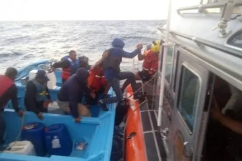 Marina rescata a 15 náufragos en Ensenada