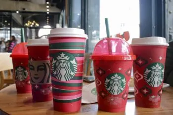 Starbucks lanza vaso de edición limitada con diseños inspirados en la Navidad