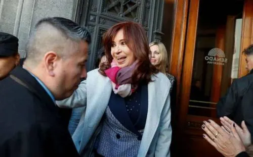Citan a Cristina Fernández para ampliar declaración en juicio por sobornos