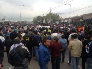 Maestros bloquearon 8 horas el aeropuerto del DF