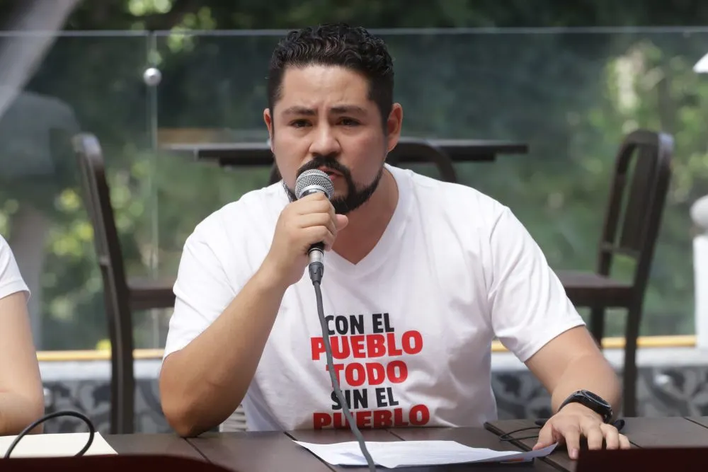 Asegura Iván Camacho que él sigue siendo el abanderado por el distrito 10