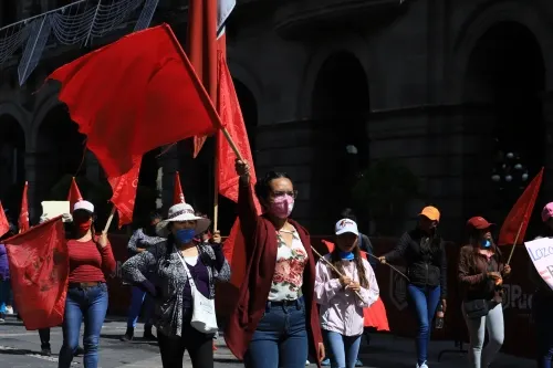 Antorcha Campesina se manifiesta afuera de Palacio Municipal sin respetar la sana distancia.